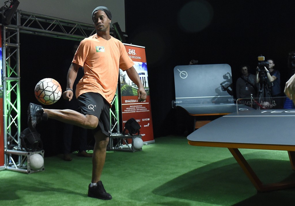 Ronaldinho népszerûsíti a teqballt