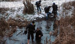 Ezrével, csecsemővel, fagyos vízen át jönnek a koszovóiak a zöldhatáron