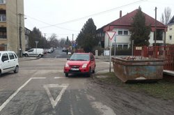 Parkolás szemben a forgalommal Győrből - vajon meddig állhatott így a Suzuki? - fotó!