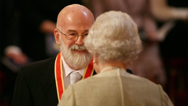 Terry Pratchett knighted