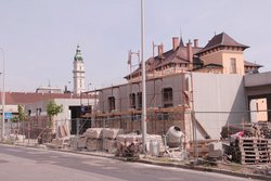 Látványosan csúcsosodnak az új üzletház falai a győri buszpályaudvar mellett - videó, fotók