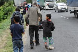 Nem fogad magyar vonatokat Ausztria - Gyalog mennek át a hegyeshalmi határon a menekültek - fotók