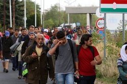 Gyalog mennek át a hegyeshalmi határon a menekültek - Különvonat indul Győrből - fotók