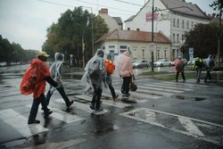 Egyre több menekült jut be gyalog Szegedre kisebb-nagyobb csoportokban