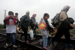 Röszkén még nyugalom van, de rekord számú menekült jöhet ma Magyarországra