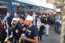 Megvárta a migránsokat a hegyeshalmi vonat Győrben