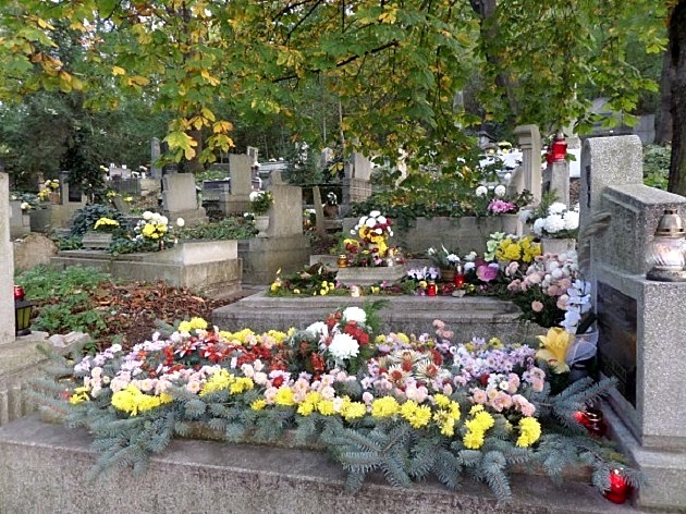 Virággal borított sírok Mindenszentek ünnepén PTV fotó: Vona Ildikó