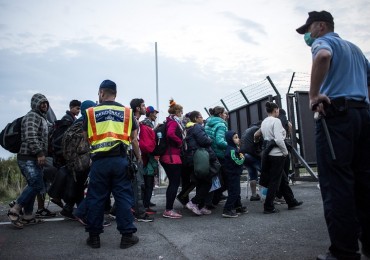 Illegális bevándorlás - Migránsok a beremendi határátkelõ