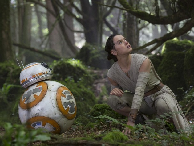 Jelenet a filmből: BB-8 és Rey (Daisy Ridley) Fotó: David James / Lucasfilm Ltd.