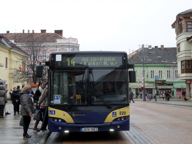 Munkában a közlekedési vállalat busza Miskolcon PTV Fotó: Vona Ildikó