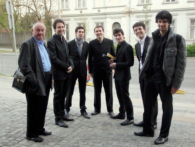 (b-j) Gál Tamás, Romain Dumas és a karmesterkurzus résztvevői / Tamás Gál (à gauche), Romain Dumas et « la Classe » (Fotó / Photographié par Barna Laczy)
