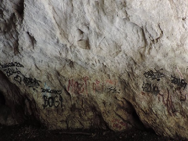 Az összefirkált barlangfal Fotó: Bükki Nemzeti Park Facebook