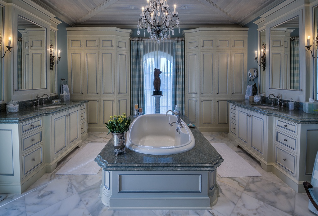 traditional-master-bathroom-with-roman-tub-stone-backsplash-and-crown-molding-i_g-ISp5p4pvdj3t0o1000000000-tSi4r