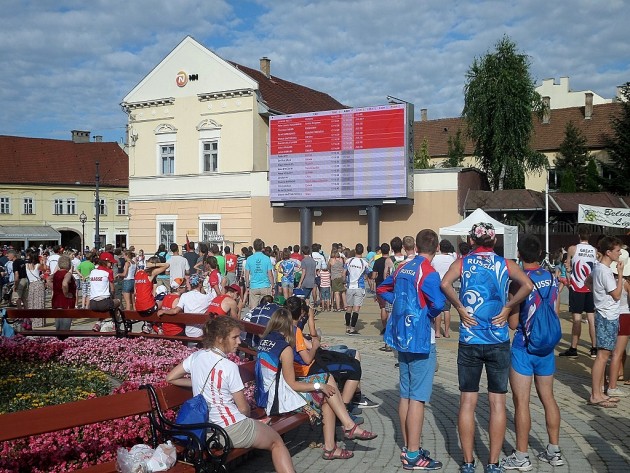 A Szent István téri LED-fal mutatja a verseny menetét PTV Fotó: Vona Ildikó
