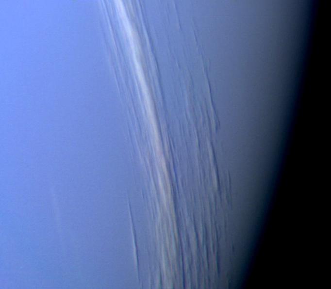 Felhők a Neptunuszon. A Voyager-2 felvétele. (Fotó: NASA)