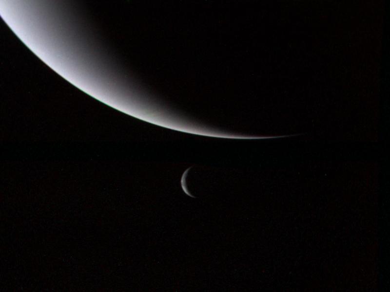 A Neptunusz és a Triton a Voyager-2 felvételén. (Fotó: NASA/JPL)