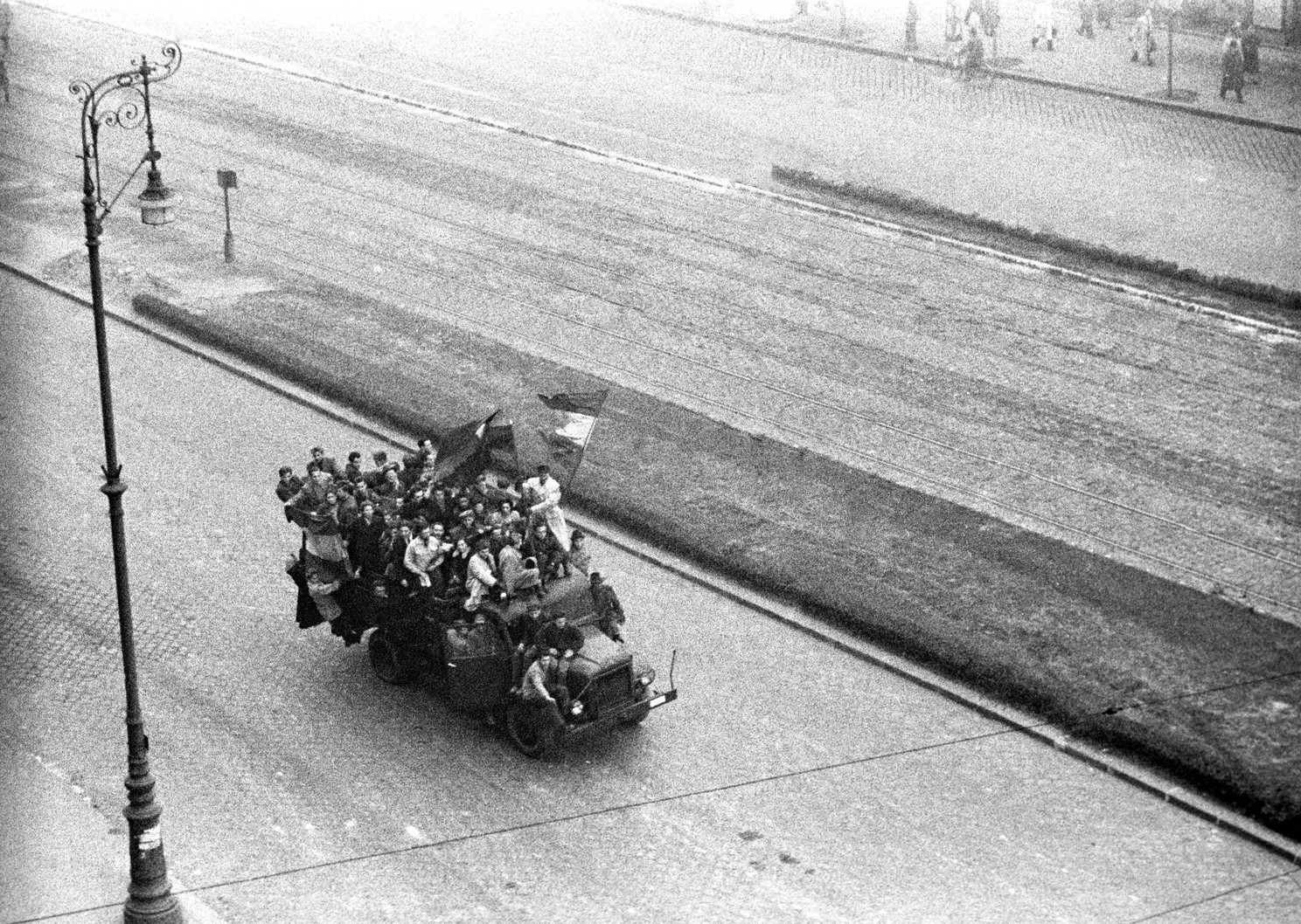 Budapest, 1956. október 24. Forradalmárok egy teherautón a Tanács (ma Károly) körúton. MTI Fotó: Bartal Ferenc