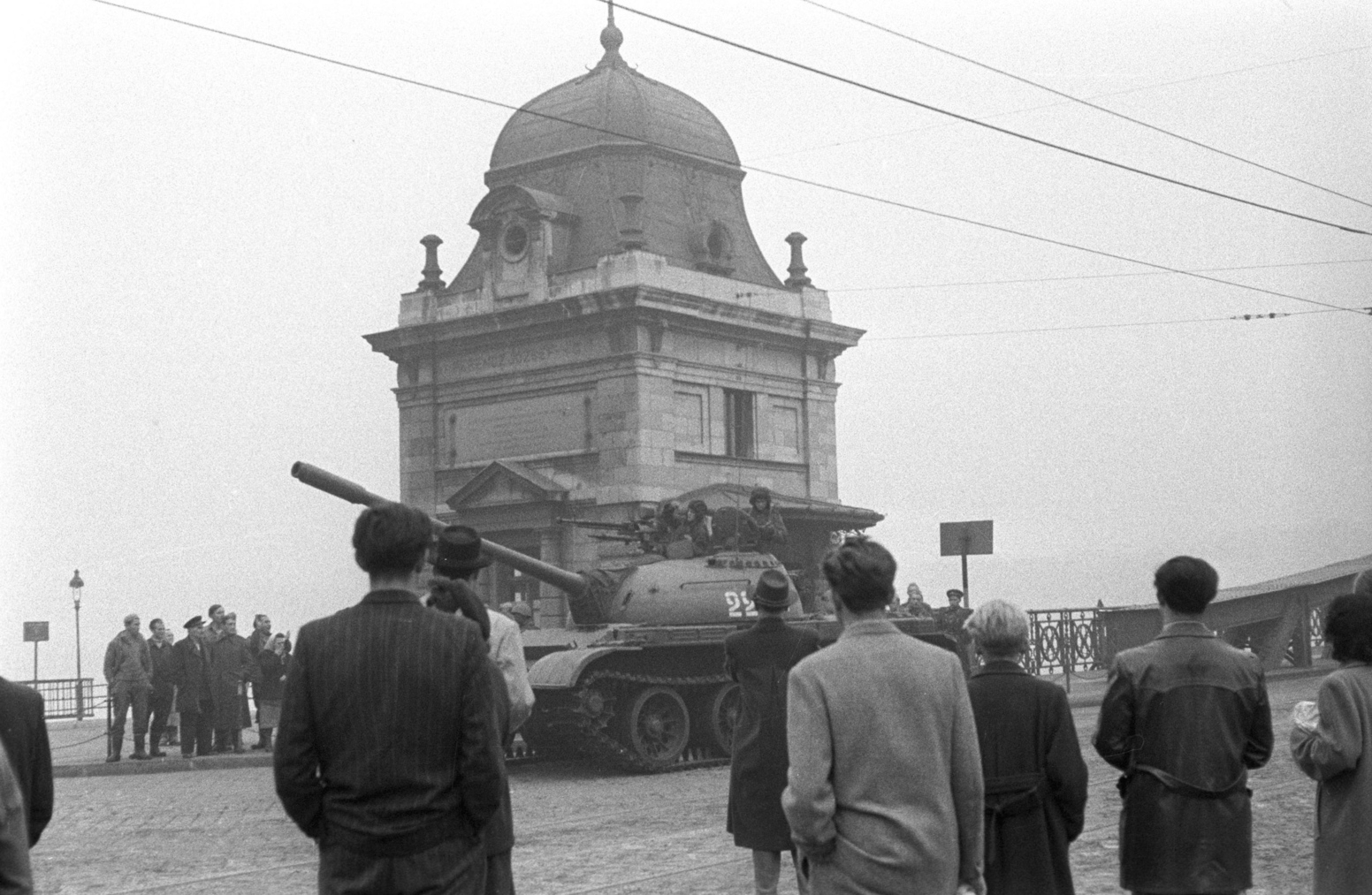 Budapest, 1956. október 24. Egy szovjet gyártmányú T-54-es típusú harckocsi halad a tünetők között a Szabadság híd pesti hídfőjénél. MTI Fotó: Bartal Ferenc