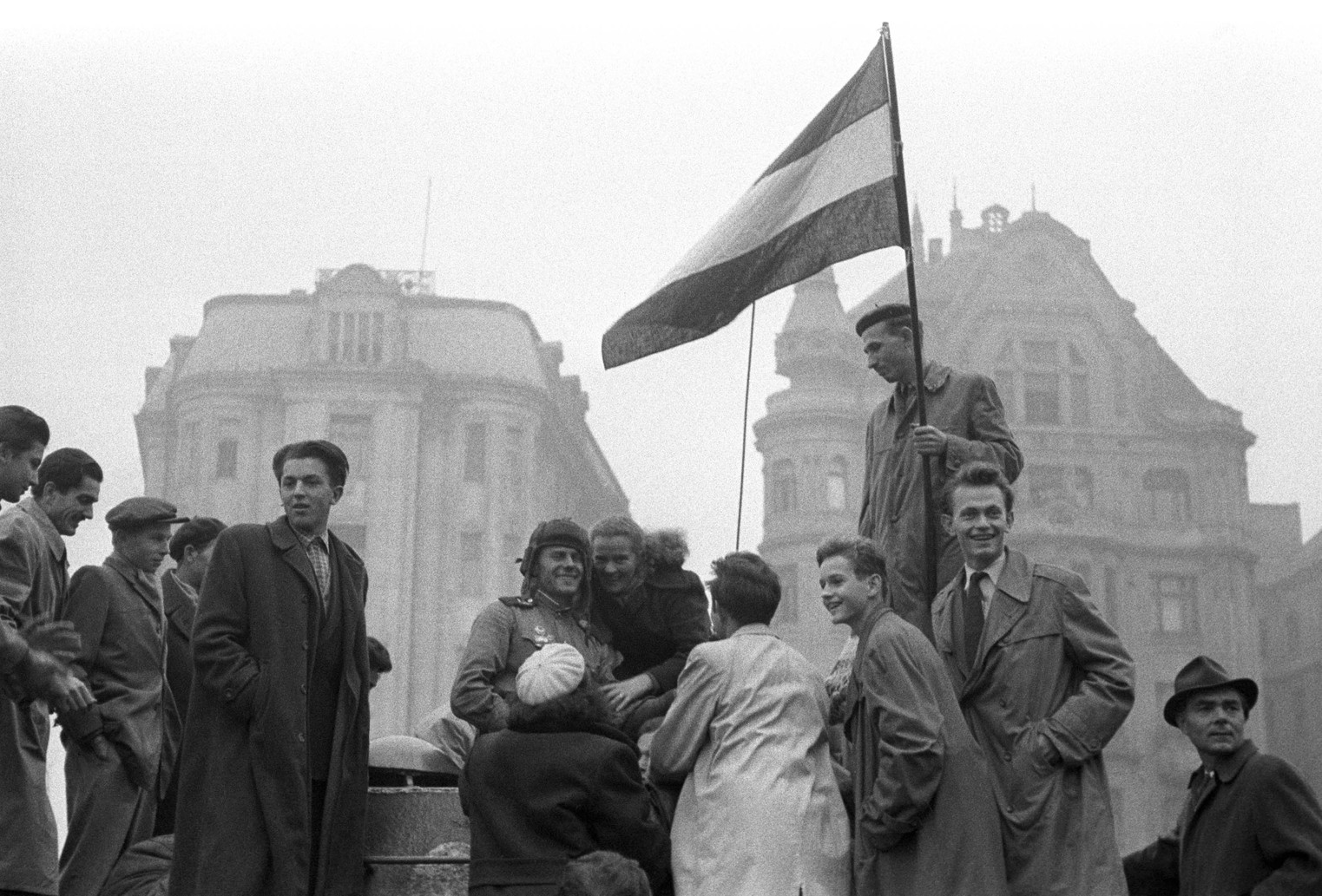Budapest, 1956. október 24. Tüntető fiatalok egy szovjet páncéloson a Dimitrov (ma Fővám) téren. MTI Fotó: Bartal Ferenc