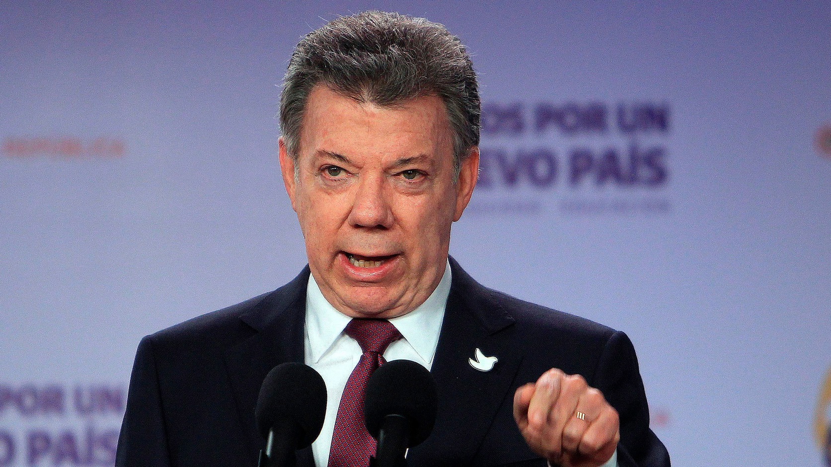 Bogotá, 2016. október 4. Juan Manuel Santos kolumbiai elnök sajtótájékoztatót tart Bogotában 2016. október 3-án, egy nappal azután, hogy a voksolók töbsége nemmel szavazott a kolumbiai kormány és a Kolumbiai Forradalmi Fegyveres Erők (FARC) nevű szélsőbaloldali gerillaszervezet közötti békeszerződésről rendezett népszavazáson. Santos itt bejelentette a gerillacsoporttal folytatandó béketárgyalások új fejezetét. (MTI/EPA/Mauricio Duenas Castaneda)