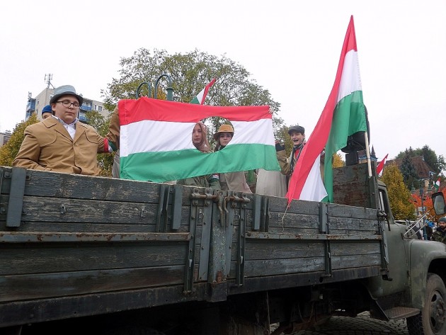Tüntetők magyar zászlóval PTV Fotó: Vona Ildikó