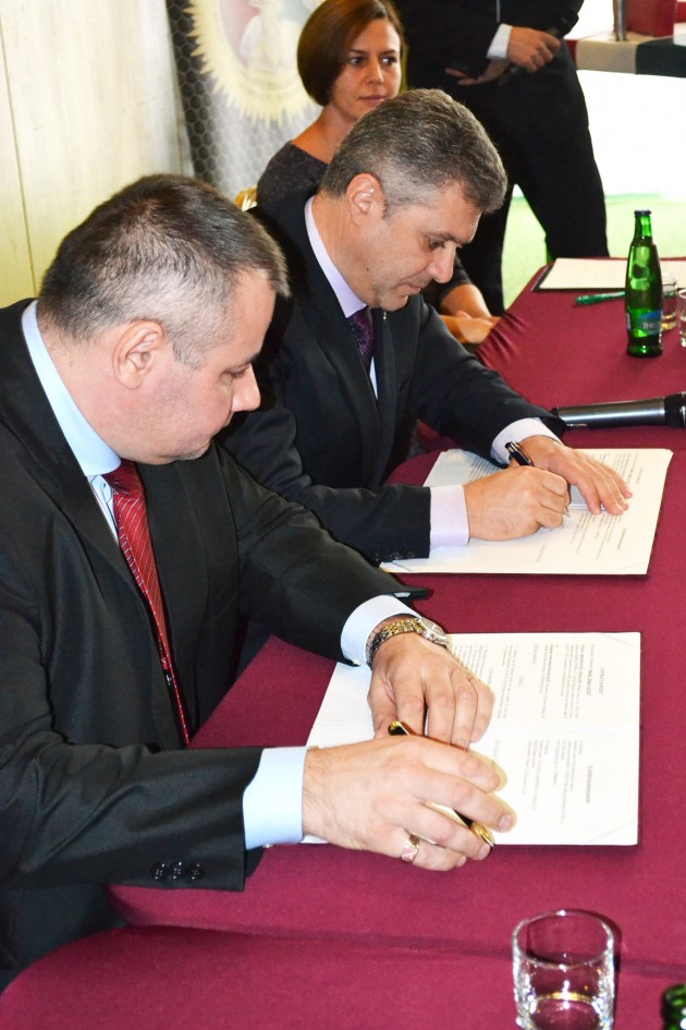 Aláírták a jövő évi szkander-világbajnokság megrendezéséről szóló szerződést. Csabai Attila - Hasszen Hadjitodorov