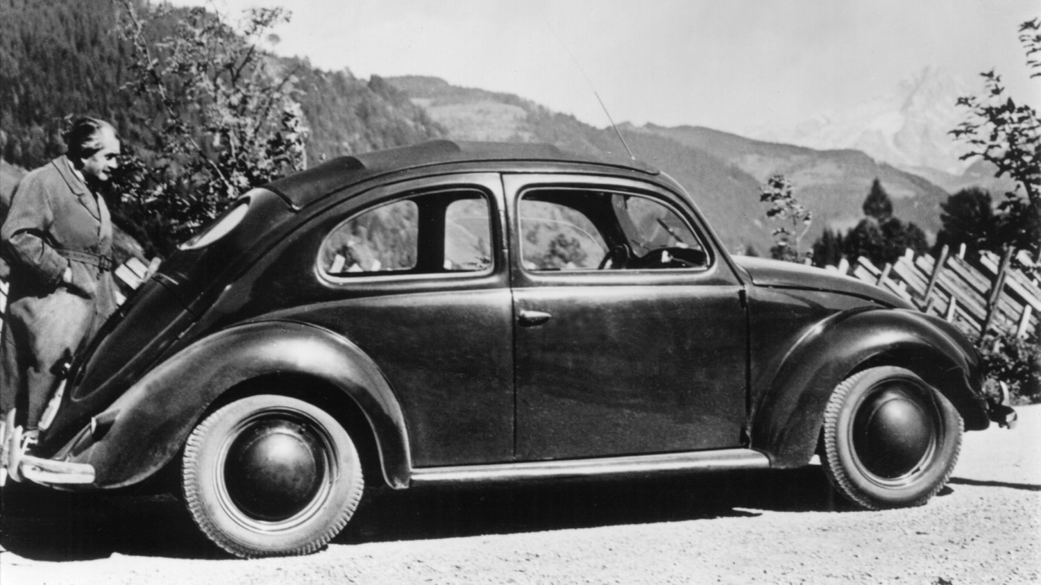 1939-ben egy ausztriai próbaút során készült kép a német Ferdinand Porsche-ról, a bogárhátú Volkswagen tervezőjéről (MTI/EPA/DAP)