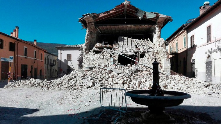 Romba dőlt a Szent Ferenc-templom a közép-olaszországi Norciában 2016. október 30-án, miután a reggeli órákban Richter skála szerinti 6,5-ös erősségű földrengés rázta meg a térséget. A földmozgás miatt, amelynek epicentruma Norcia és a tőle 20 kilométerre, északra fekvő Preci között 10 kilométeres mélységben volt, súlyos károk keletkeztek és többtucatnyian megsérültek. Október 26-án három nagy erejű földrengés pusztított Olaszország középső régiójában. (MTI/EPA/Matteo Guidelli)