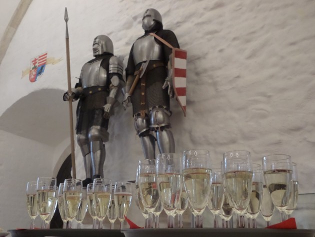 Középkori lovagi páncélok és modern kori pezsgőspoharak a Diósgyőri várban PTV Fotó: Vona Ildikó