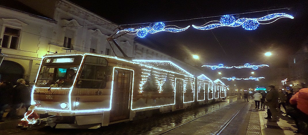 Érkezik az adventi villamos a Szent István téri megállóhoz /PTV Fotó: Vona Ildikó