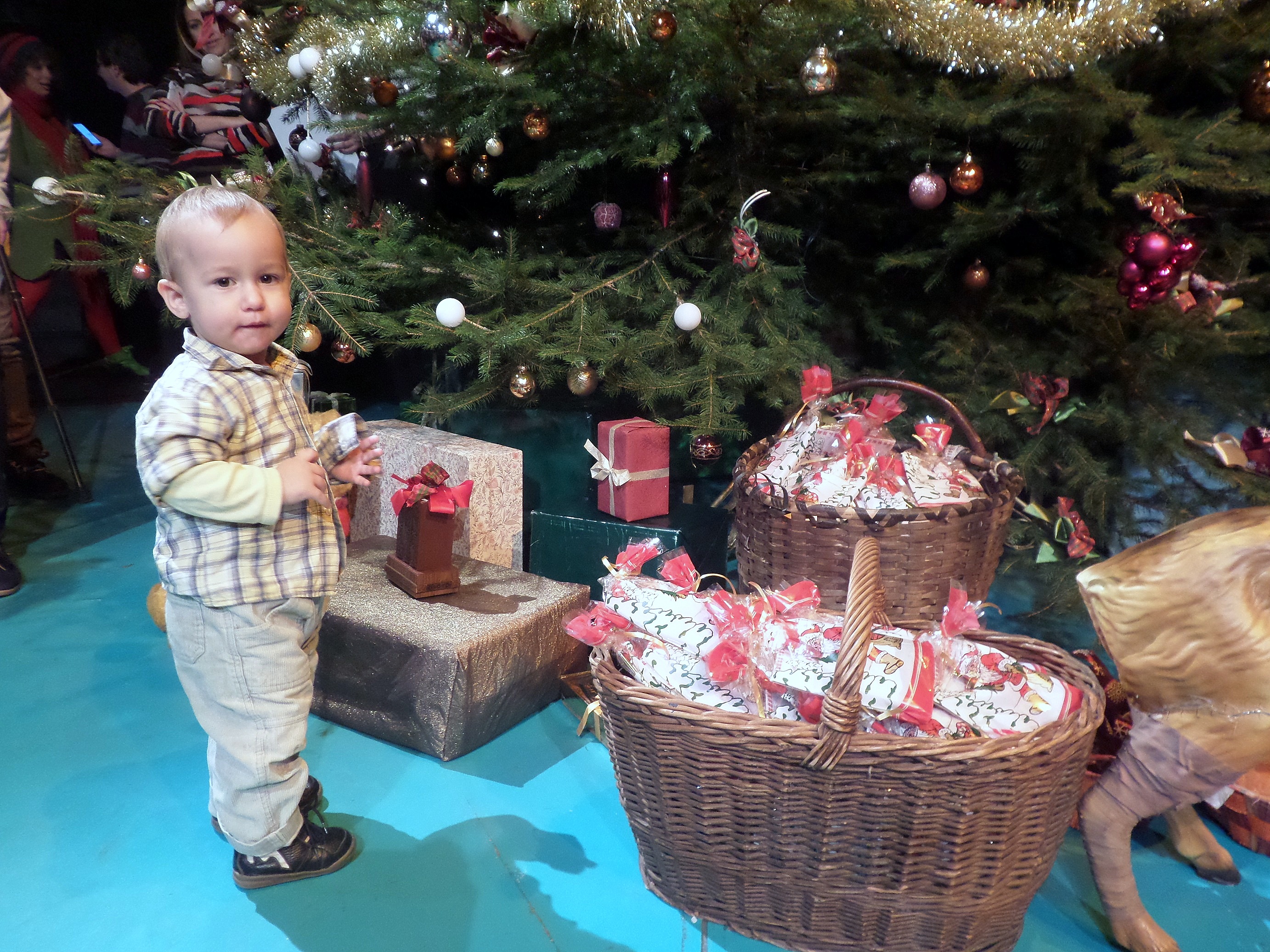 A színpadon álló karácsonyfa is nagy sikert aratott / PTV Fotó: Vona Ildikó