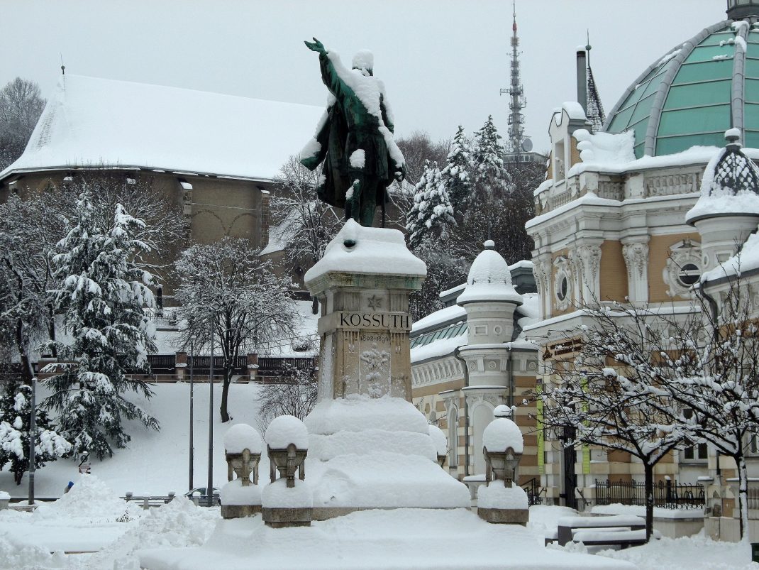 Miskolcot és Kossuth Lajos szobrát is betakarta a hó / PTV Fotó: Vona Ildikó