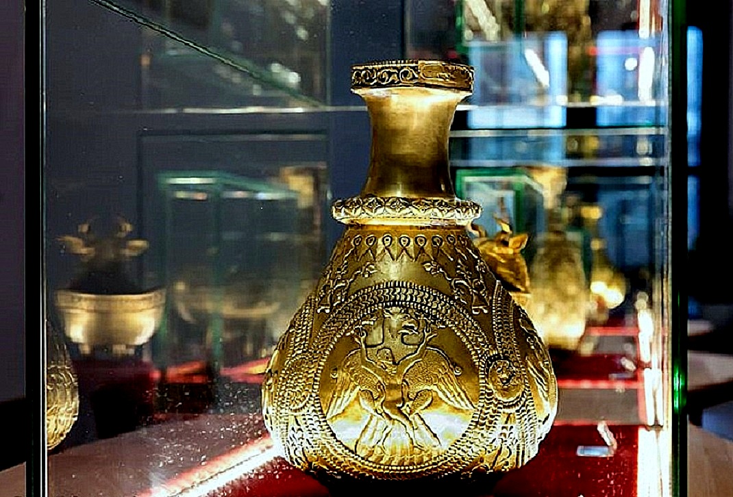 Aranykorsó, a kiállítás egyik darabja (Fotó: Herman Ottó Múzeum/ Baranczó Benedek)