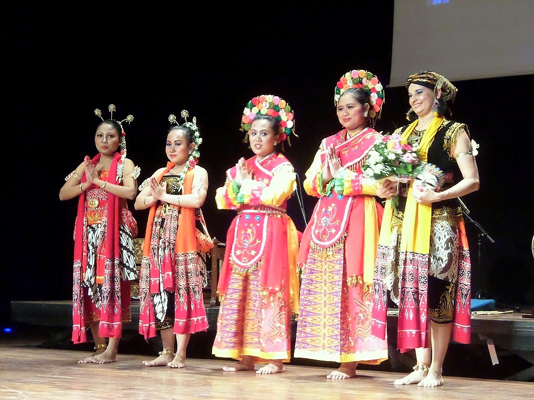 Indonéz táncosnők a miskolci esten / PTV Fotó: Vona Ildikó