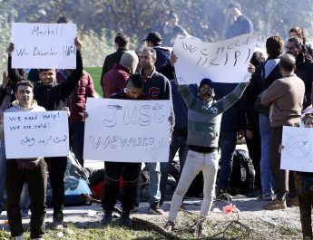 Végeláthatatlan sorokban menetelnek az illegális bevándorlók az EU felé