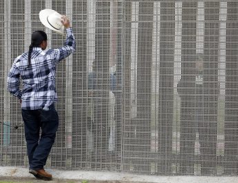 Egymilliárd dollárból épít kerítést a mexikói határra a Pentagon