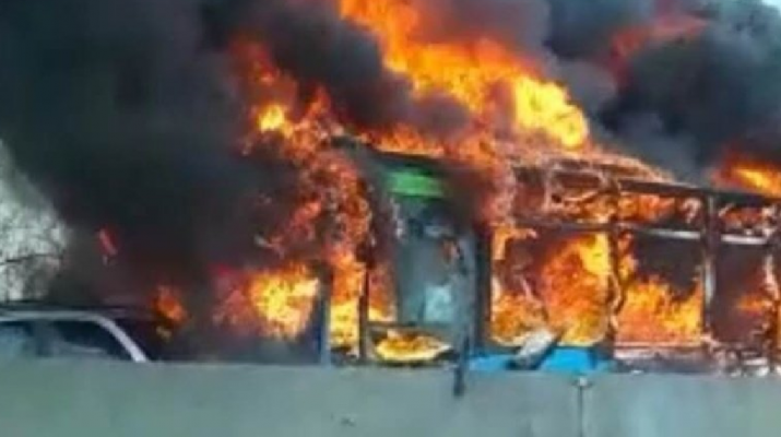 Iskolabuszt gyújtott fel egy migráns sofőr Milánó mellett