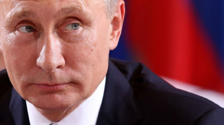 Putyin aláírta az álhírterjesztést és az állami jelképek gyalázását büntető törvényeket