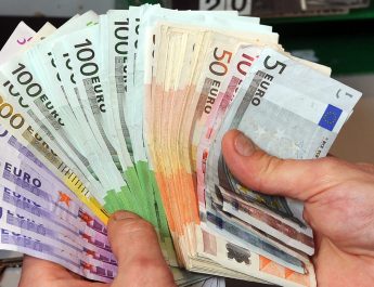 Nem csillapodik a pénzmosási botrány Európában