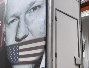 Letartóztatták Julian Assange-t, miután Ecuador megvonta tőle a menedékjogot