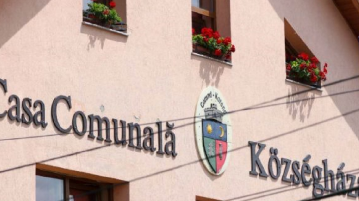 Óriási összegű büntetést kapott Korond polgármestere egy magyar felirat miatt