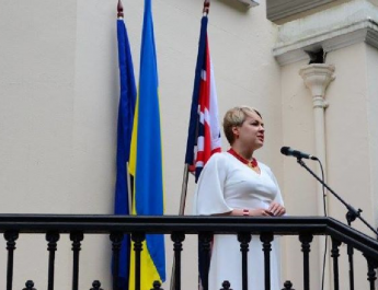 Szándékosan belehajtott valaki a londoni ukrán nagykövet autójába