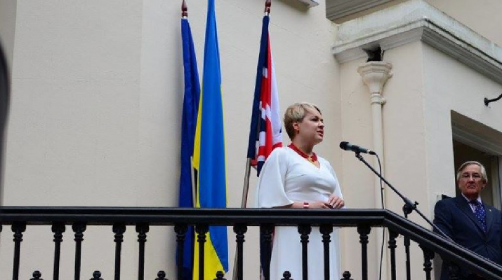 Szándékosan belehajtott valaki a londoni ukrán nagykövet autójába