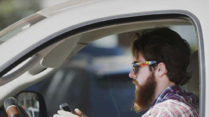 A részeg sofőröknél is veszélyesebbek a mobilozó autósok