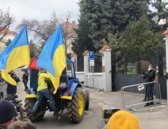 Traktor ukrán zászlóval